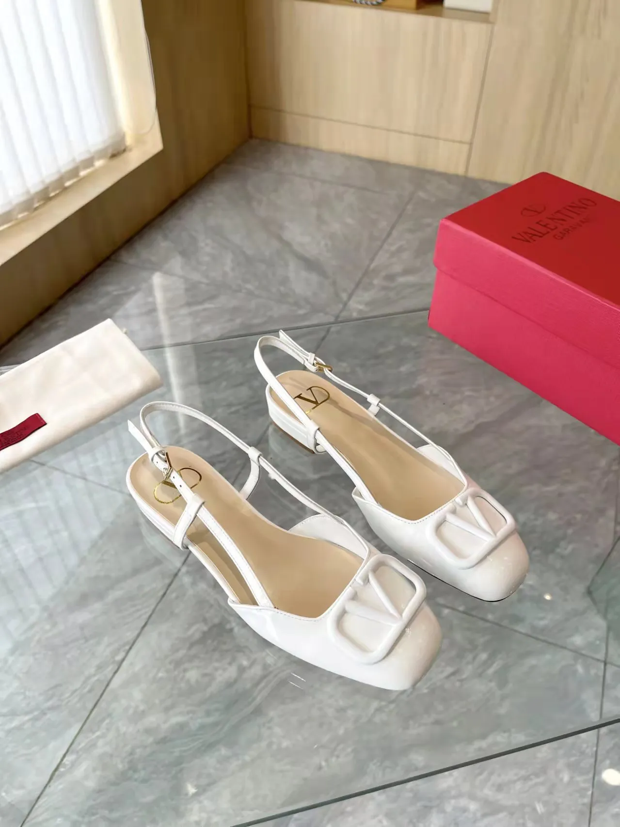 👟👟Ex-factory price 400👟👟 Genuine leather sole +40 Top version 𝑉𝐴𝐿𝐸𝑁𝑇𝐼𝑁𝑂 Valentino new spring and summer women's back hollow new sandals. Unique V-buckle hardware accessories bring out a full sense of luxury. The new season will live up to expectations! Worth buying★Absolutely high-grade❥Original method, Absolutely sensual❥Elegant style, creating a different feeling, simple and elegant style!  Code number: 35-41 (34-42 customized, non-returnable) Fabric: Imported sheepskin Inner foot pads: Inner sheepskin Heel height: 2 cm Leather outsole Rubber outsole